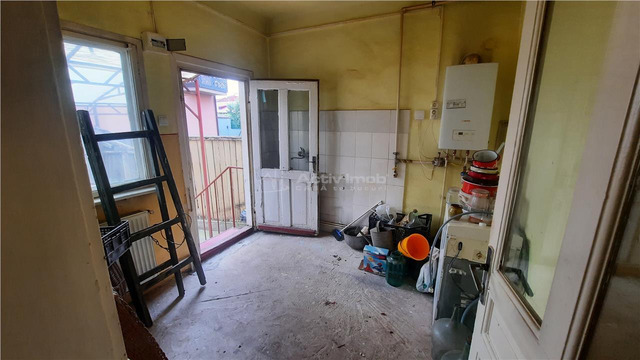 Casa pe un singur nivel   curte proprie   Sala Sporturilor - 6/10