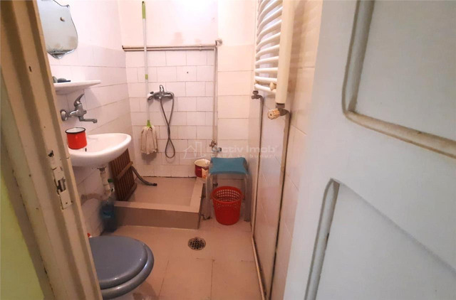 Casa pe un singur nivel   curte proprie   Sala Sporturilor - 8/10